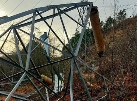 Vinç kiralayıp, gerilim hattı kablolarını çaldılar