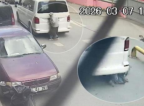 Yaya geçidindeki kadın geri manevra yapan minibüsün altında kaldı: Şoför teyzeyi görmedi