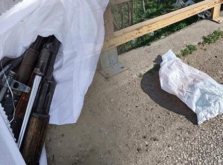 Yer: Hatay! Polisten kaçarken içi kalaşnikof dolu çuvalı yola attılar