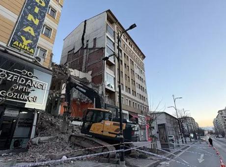 Yıkım sırasında korkulan oldu! 21 daire hemen boşaltıldı