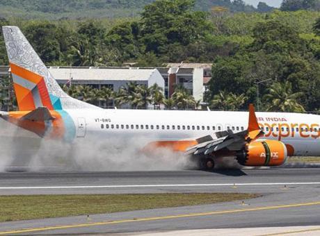 Yolcu uçağı sert iniş yaptı, iniş takımları parçalandı
