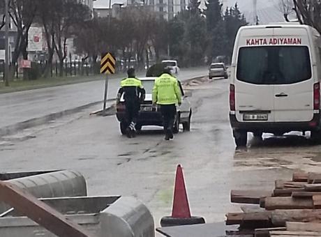 Yolda kalan sürücünün yardımına polis koştu! Yağmura aldırmadılar, aracı ittiler
