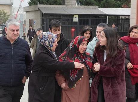 Zeytinburnu'nda ölü bulunan anna ve 8 yaşındaki kızının cenazeleri yakınlarına teslim edildi
