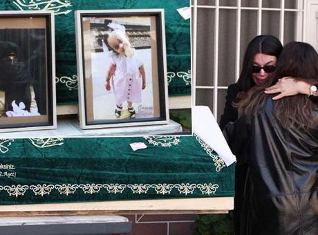Zeytinburnu'nda ölü bulunan anne ve kızı son yolculuğuna uğurlandı! Tabutu kadınlar omuzladı