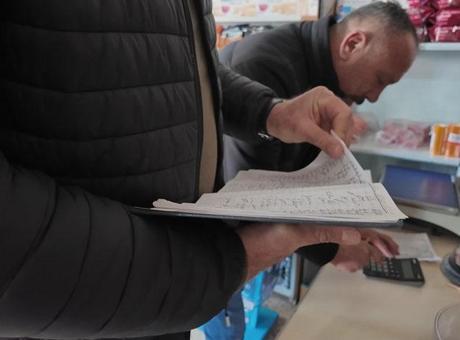 'Zimem Defteri' geleneği yeniden canlandı! İş insanı, yüzlerce ailenin bakkal borcunu tek tek kapattı