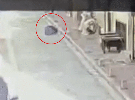 Alevlerden kaçarken dehşeti yaşadı! Cezaevinden izinli çıkan adamın 3. kattan atladığı an kamerada