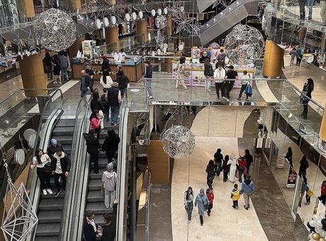 Ankara'daki AVM’den tartışma yaratan ‘18 yaş’ kararı: Bu uygulama yasal mı?