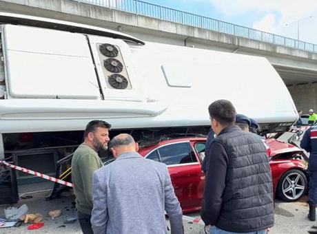 Bartın’da feci kaza! Halk Otobüsü otomobilin üzerine devrildi: Çok sayıda yaralı var