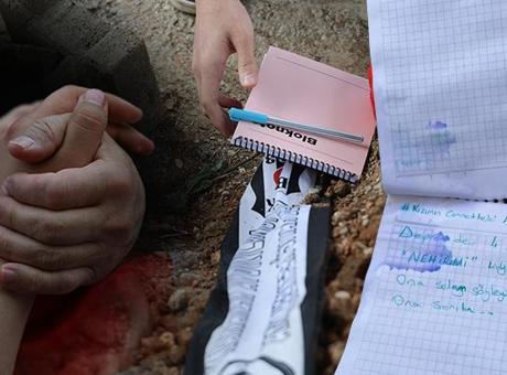 Belinay, Bayram, Kerem ve Zeynep... Mezarlıktaki defteri açanlar gözyaşlarını tutamadı