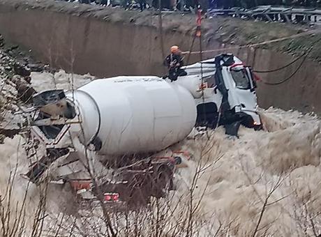 Beton mikseri dereye yuvarlandı! Akıntıya kaybolan şoförün cansız bedeni bulundu