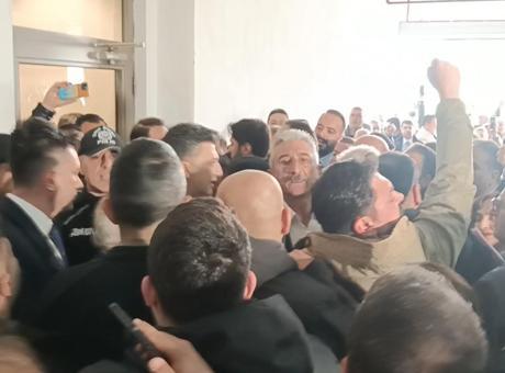 Bursa Büyükşehir Belediyesi'nde başkan vekili seçimi öncesi ortalık karıştı, CHP'liler binaya zorla girmek istedi