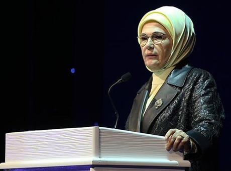 Emine Erdoğan'dan TOGEM-DER'in Cemre Çarşısı'na ilişkin paylaşım İSTANBUL (AA) - Cumhurbaşkanı Recep Tayyip Erdoğan'ın eşi Emine Erdoğan, Toplumsal Gelişim Merkezi Eğitim ve Sosyal Dayanışma Derneği (TOGEM-DER) tarafından bu yıl 4'üncüsü 'İyilik, Sürdürülebilirlik ve Dayanışma' temasıyla organize edilen Cemre Çarşısı'na ilişkin paylaşımda bulundu. Emine Erdoğan, açılışına katıldığı 4. Cemre Çarşısı'na ilişkin sosyal medya hesabından yaptığı videolu paylaşımda, şunları kaydetti: 'Eğer arkamızda bir ayak izi bırakacaksak, bu iz, insanlık için atılmış adımlardan arda kalan, kalbe dokunan izler olmalıdır. Çok şükür bizim topraklarımız, böyle izlerle dopdolu. Nitekim bizler, hayatın anlamını ve varlık sebebimizi, iyilik yapmak için vesileler aramada, ailemize, komşularımıza, dostlarımıza ve tüm canlılara el uzatmakta buluyoruz.' Emine Erdoğan'dan TOGEM-DER'in Cemre Çarşısı'na ilişkin paylaşım