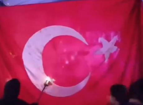Ermenistan'da provokatörlerden alçak saldırı! Türk bayrağını yaktılar: Paşinyan'dan ilk açıklama geldi