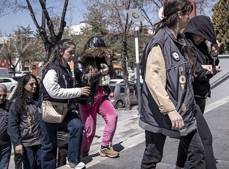 Erzurum'da masaj salonlarına fuhuş operasyonu: 10 şüpheli yakalandı