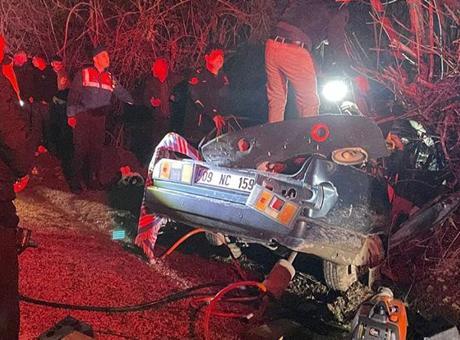 Gece yarısı feci kaza! Antalya'da otomobil ağaca çarptı: 3 ölü