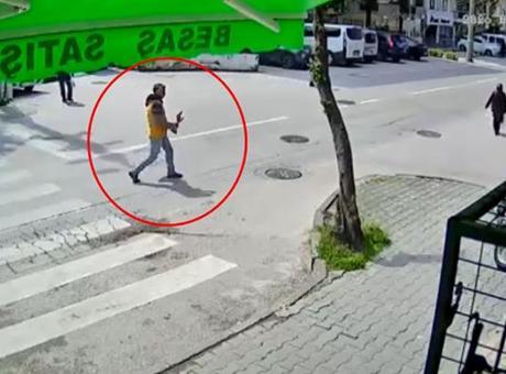 Görüntüler Bursa'dan! Şehit mezarlığındaki heykeli çaldı, sokak sokak gezdi