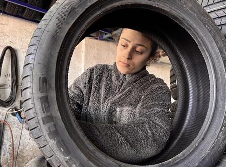 Gündüz lastikçi, akşam futbolcu! Babası kapatacaktı, o vazgeçirdi: Azmi takdir topluyor