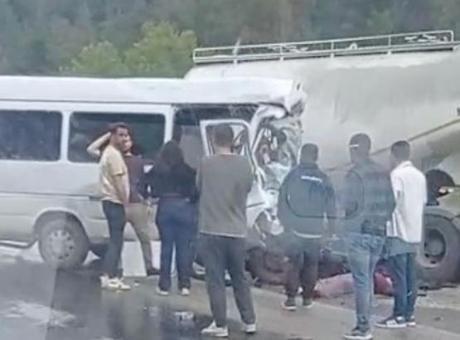 Isparta-Antalya kara yolunda can pazarı! Tır ile minibüs çarpıştı: 7 ölü, 7 yaralı