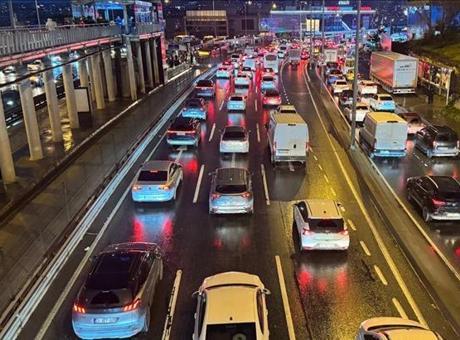 İstanbul'da akşam saatlerinde trafik yoğunluğu yüzde 87'ye yükseldi