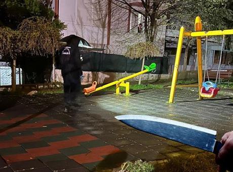 İzmir'de çocuk parkında korkunç olay! 2 yaşındaki çocuk bıçaklandı