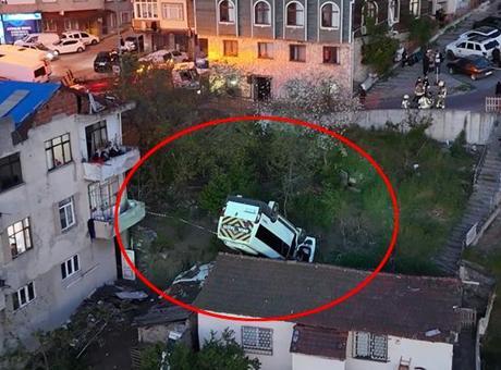 Kağıthane'de feci kaza! Evin çatısına düşen okul servisinin şoförü öldü