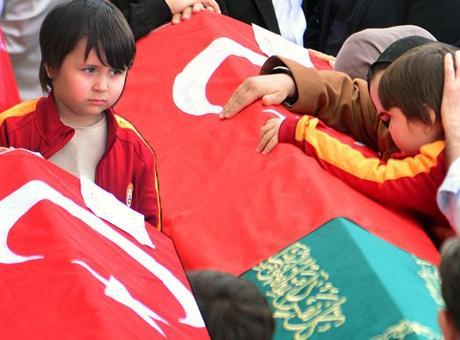 Kahramanmaraş'taki saldırıda acılı anneden yürek yakan teselli: Ablan arkadaşlarıyla cennete gitmiş, oğlum