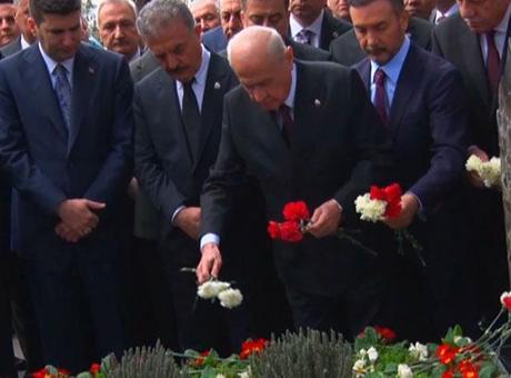 MHP lideri Bahçeli'den Türkeş'in kabrine ziyaret etti