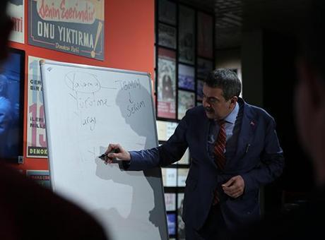 Milli Eğitim Bakanı Tekin lise öğrencilerine ders verdi