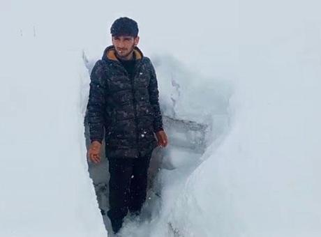 Nisan ayında insan boyu kar! Kentte şaşkına çeviren manzara