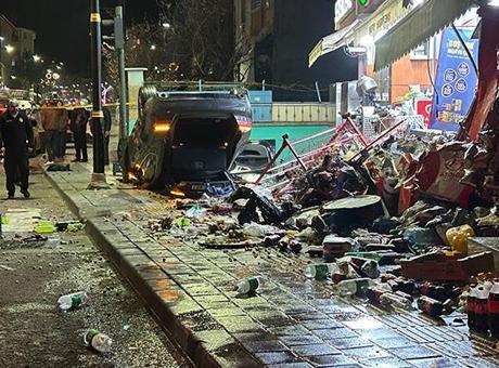 Otomobil iş yerlerine çarpıp, devrildi