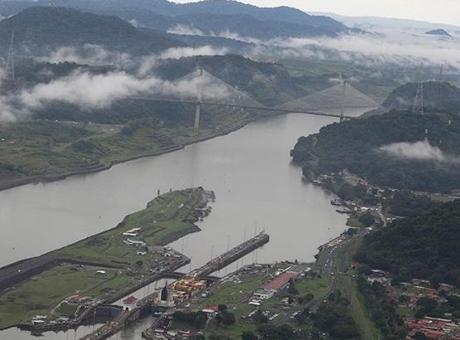 Panama açıklarında 17 mürettebatlı yük gemisini korsanlar kaçırdı!