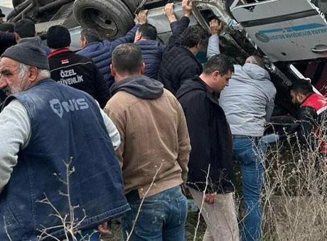 SON DAKİKA ANKARA KAZA HABERLERİ: Özel halk otobüsü üst geçide çarptı! Çok sayıda ölü ve yaralı