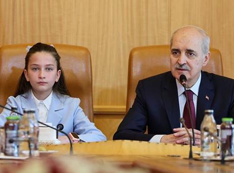TBMM Başkanı Kurtulmuş, koltuğunu 6. sınıf öğrencisine devretti