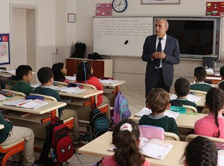 40 yıllık öğretmene büyük süpriz: Sınıf listesindeki ismi gördü: İçimde çok değişik bir duygu oluştu