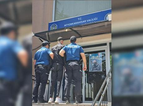 Afyonkarahisar'da kavgayı ayırmak isteyenlerin üzerine bıçakla çullanmıştı! Yakayı ele verdi