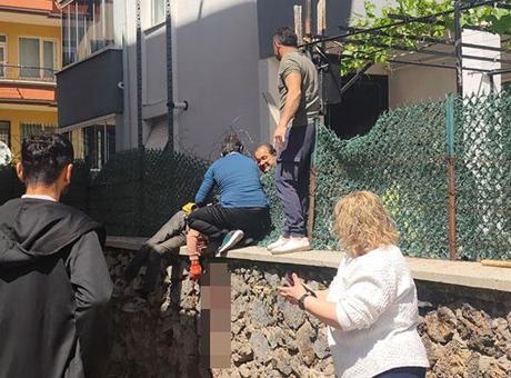 Aksaray'da akılalmaz kaza! 4. kattan düşen işçinin sırtına demir saplandı