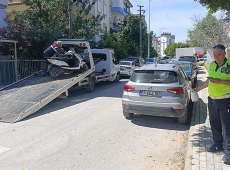 Antalya'da okul önündeki motosikletli akrobasi pahalıya patladı! Ehliyetsiz sürücüye ceza yağdı
