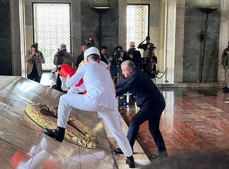 Bakan Bak, gençler ve sporcularla birlikte Anıtkabir'i ziyaret etti