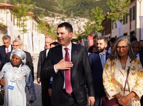 Bakan Kurum, mevkidaşlarına Asrın İnşa Seferberliği’ni Hatay sokaklarında anlattı