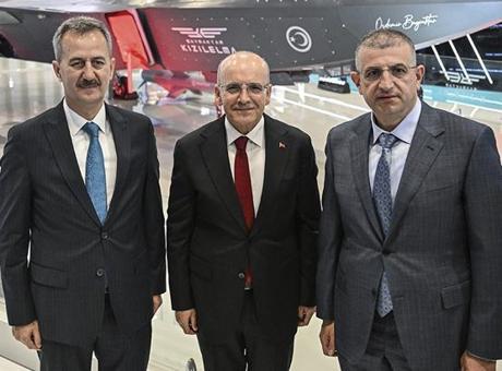 Bakan Şimşek, SAHA 2026'yı ziyaret etti: 'Savunma sanayisini gelecekte sanayide dönüşümün motoru olarak görüyoruz'