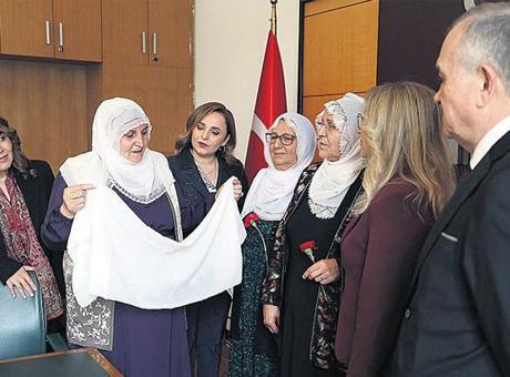 Barış Anneleri’nden Bahçeli’ye ‘beyaz tülbent’