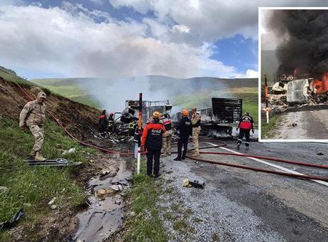 Bitlis'te feci kaza! İki tır kafa kafaya çarpışıp alev topuna döndü: 2 can kaybı var