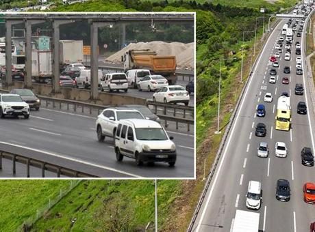 Bolu dağı kilitlendi! Tatilciler yola çıktı... Uzun araç kuyrukları oluştu