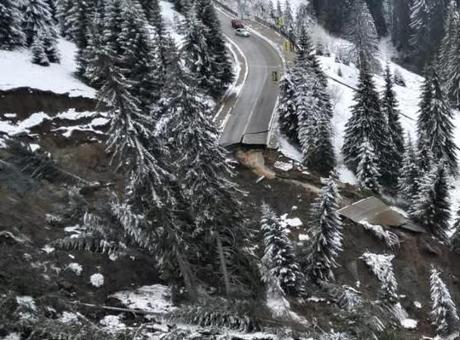 Bulgaristan'da toprak kayması! 60 metrelik yol çöktü, ağaçlar söküldü