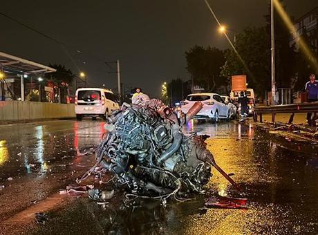 Bursa'da feci kaza: Otomobilin motoru metrelerce uzağa savruldu; 1'i ağır 2 yaralı