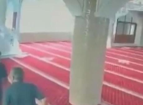 Cami imamına 'Süpürgeyi kapat' dedi, yumruklu saldırdı! O anlar güvenlik kamerasında