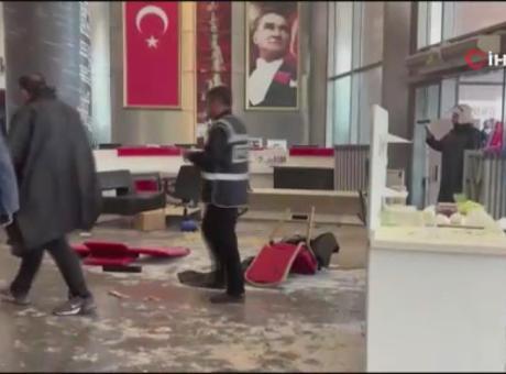 CHP Genel Merkezi’nde deterjanlı barikat! Polis kapıyı kırıp içeri girdi