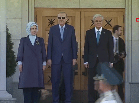Cumhurbaşkanı Erdoğan Kazakistan'da Tokayev tarafından resmi törenle karşılandı