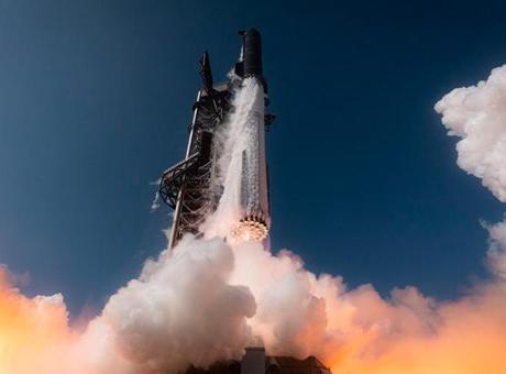 Dünyanın en güçlü roketi fırlatıldı! Elon Musk'tan ilk paylaşım