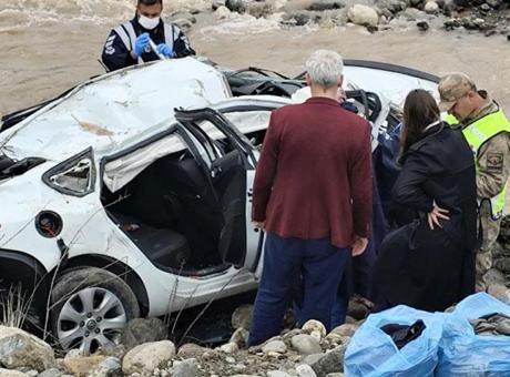 Erzincan’da korkunç kaza! Otomobil dereye uçtu: 2 kişi öldü, 1 kişi ağır yaralı